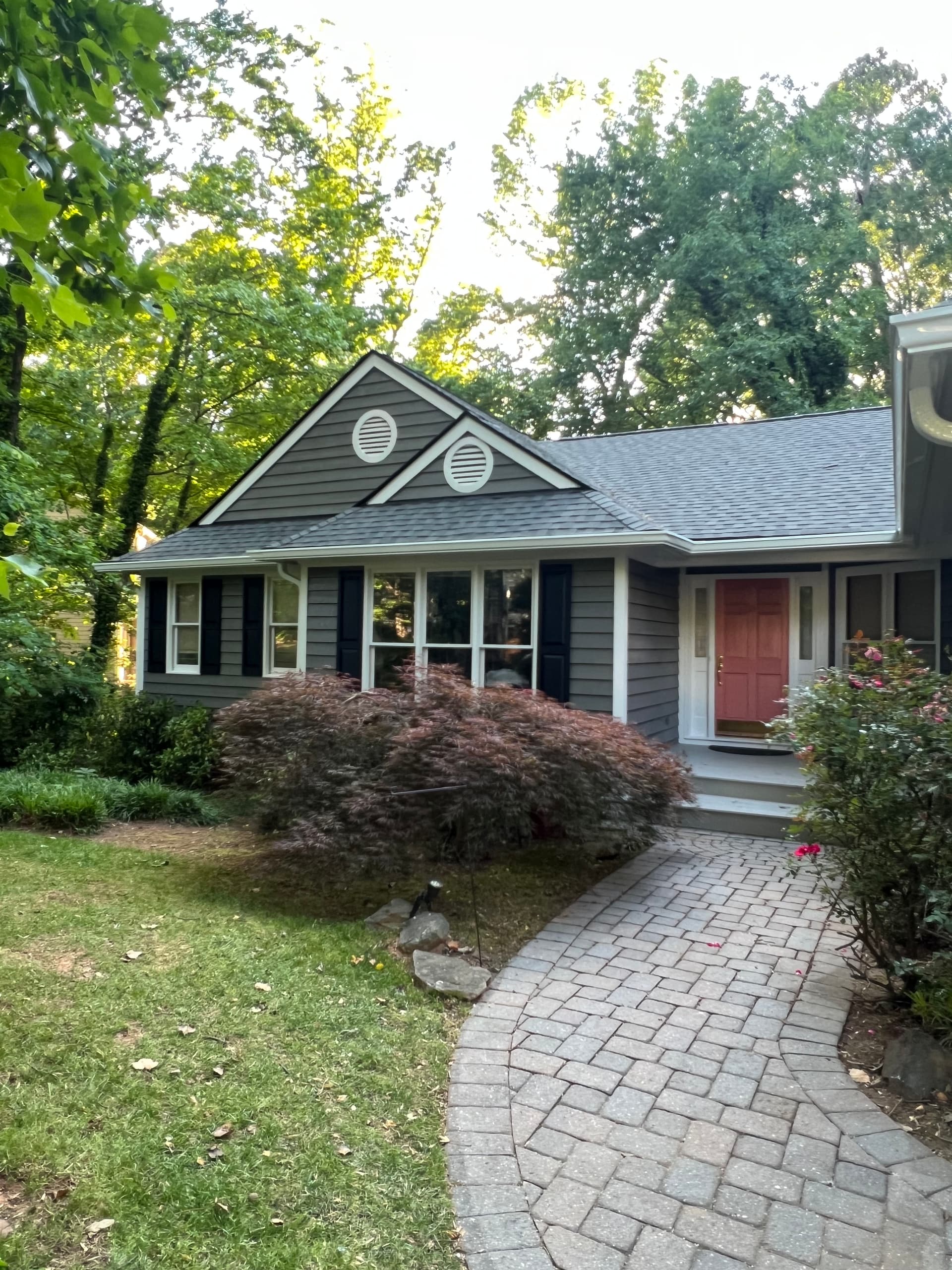 Gallery photos for Fresh 6-Inch White Gutter Installation on a Classic Home: Image #1