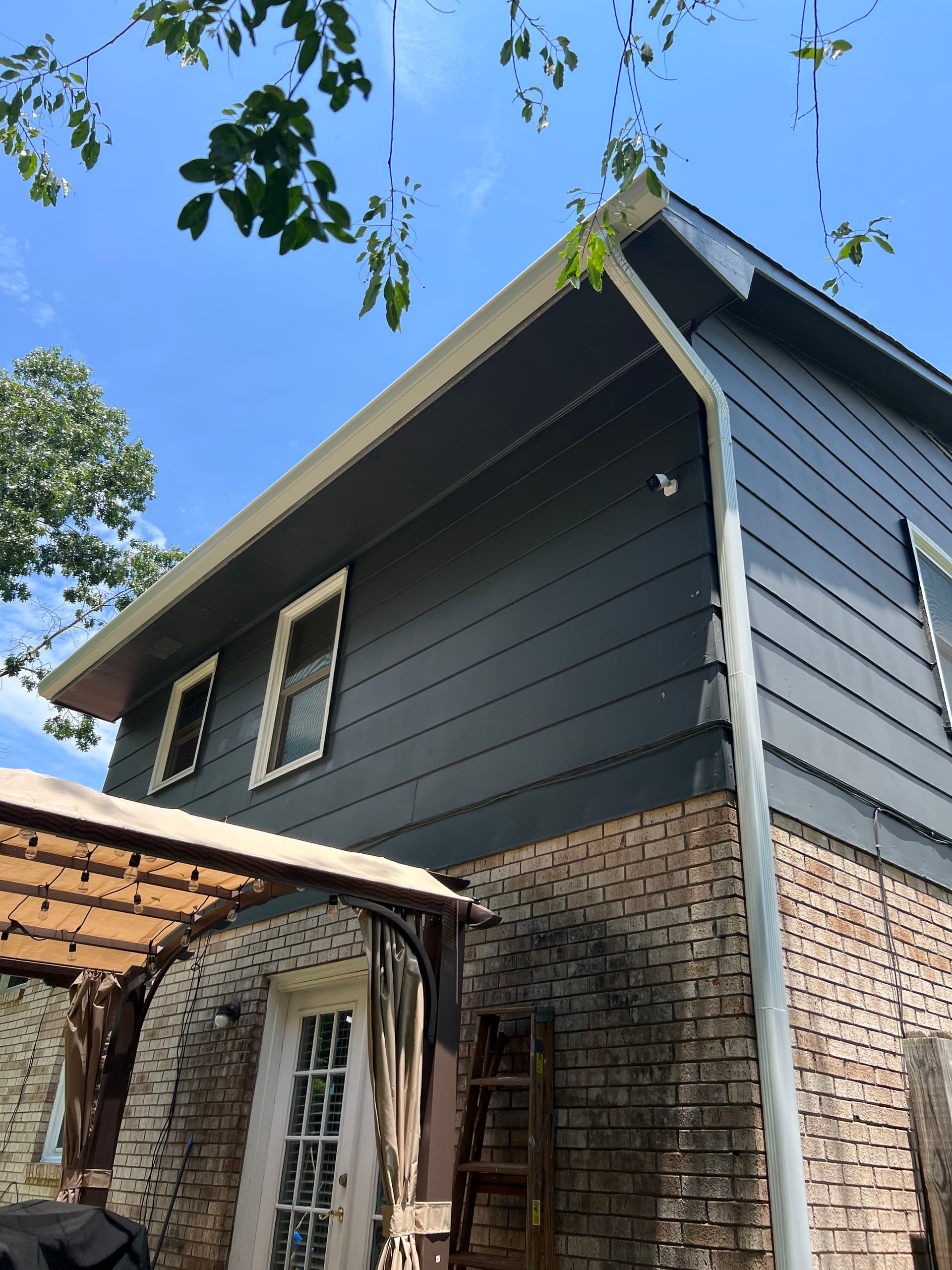 Gallery photos for New 6-Inch Gutters and Fresh Siding on a Brick Home: Image #3